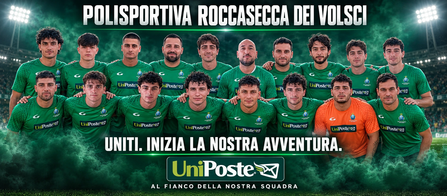 La squadra della Polisportiva Roccasecca dei Volsci riunita con le maglie biancoverdi e il logo dello sponsor UniPoste. Uniti, inizia la nostra avventura.